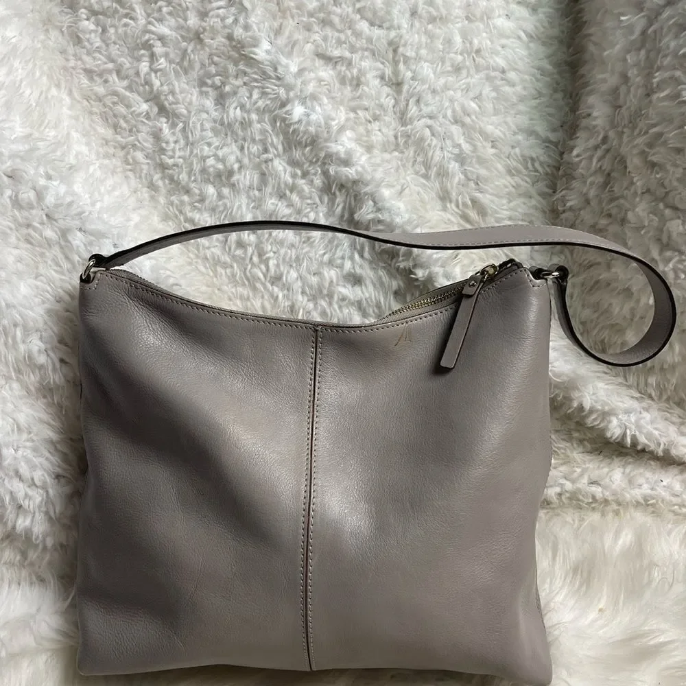 Kate Spade leather gray medium shoulder bag with gold tone hardwares.